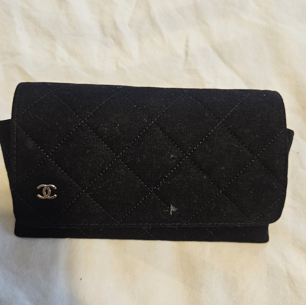 CHANEL Black Heart Logo Sunglasses - Picture 9 of 16